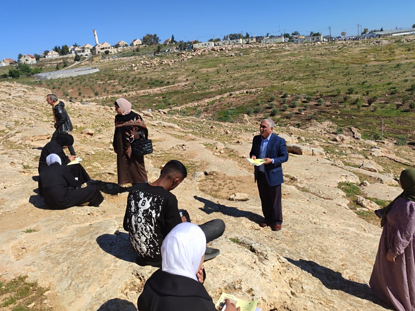 School in the open in the West Bank. (Annahar)