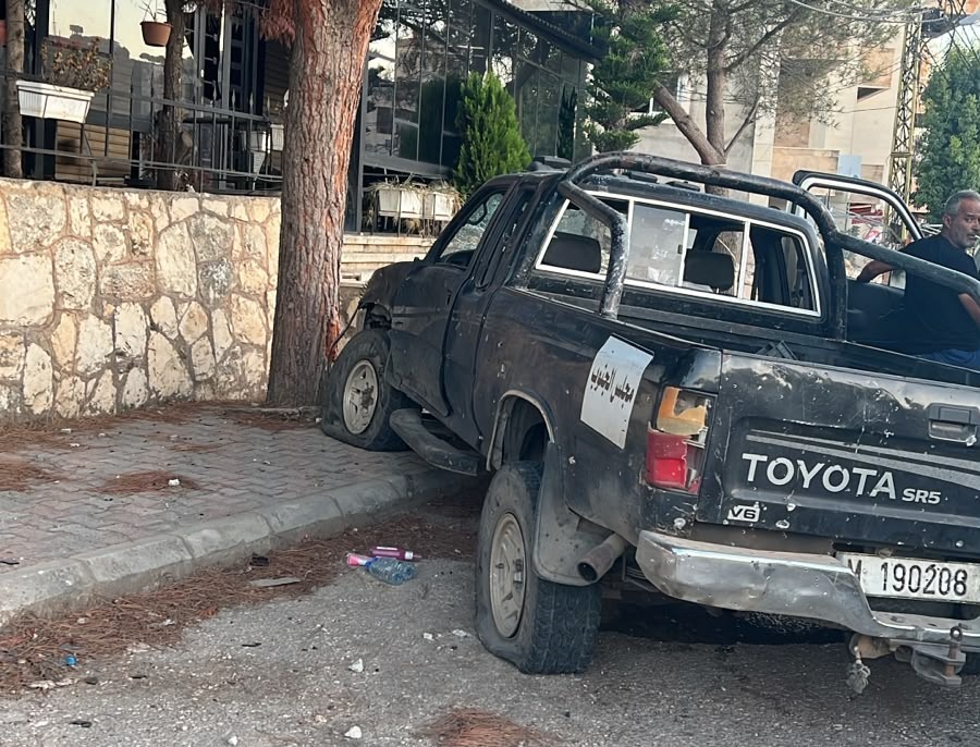 السيارة المستهدفة في النبطية (إكس).